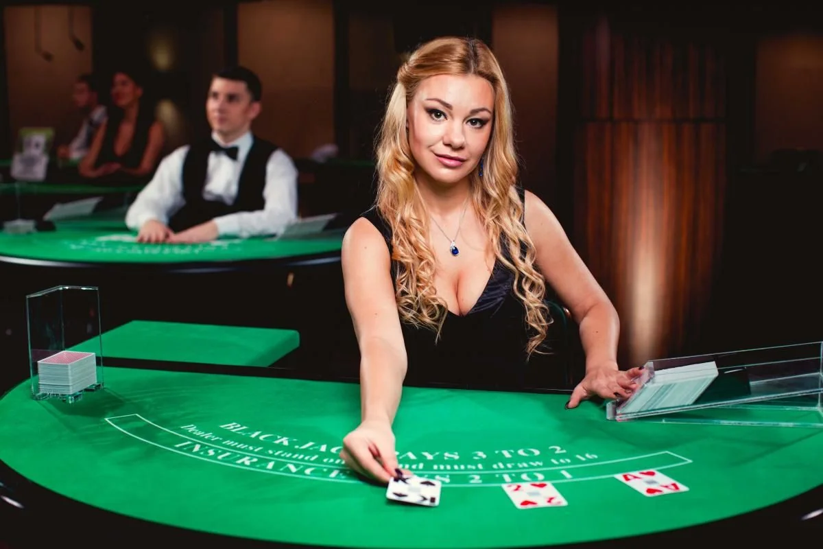 Dealer memandu permainan meja dalam ruang kasino live